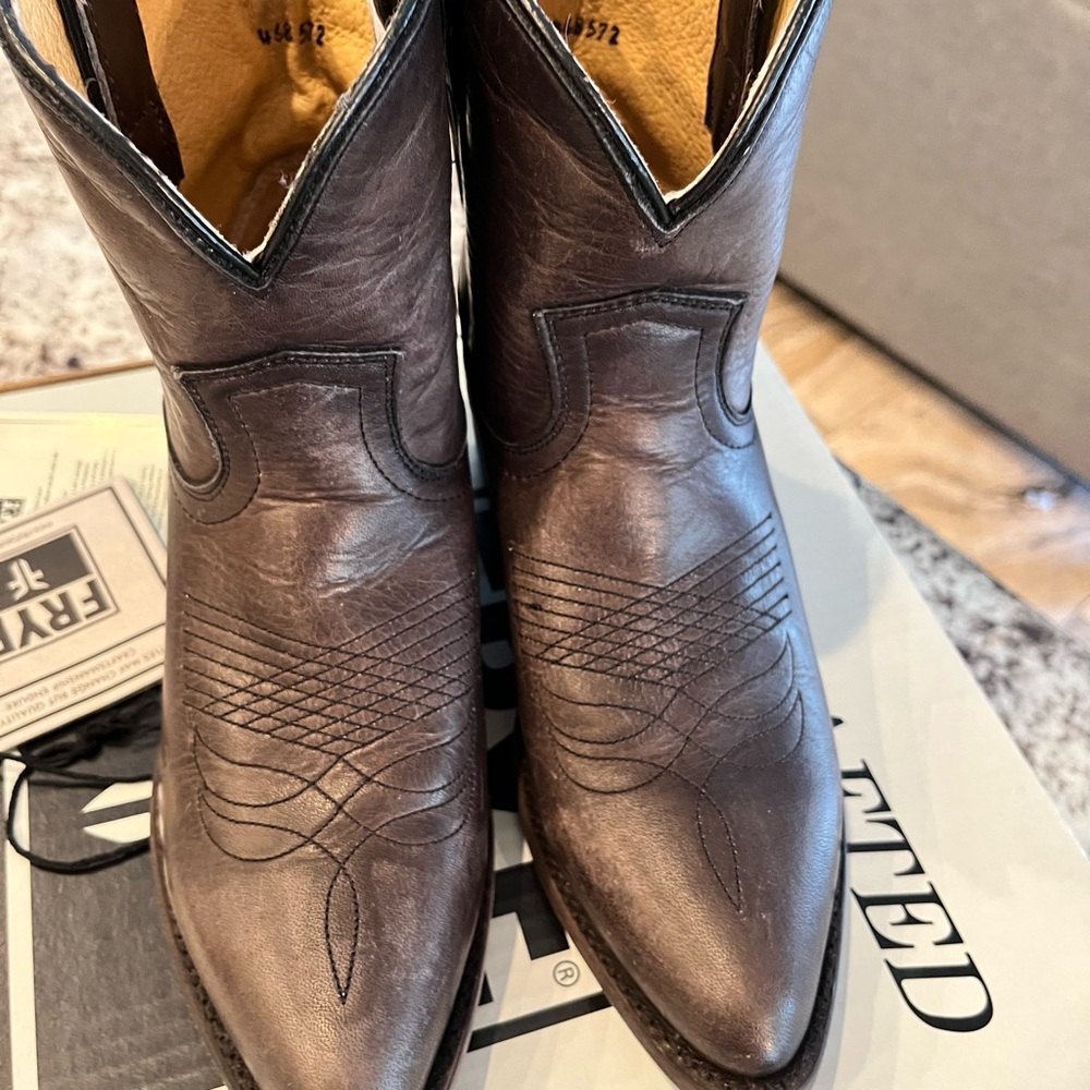 FRYE “Billy short” boots. In excellent condition. Original tags & box